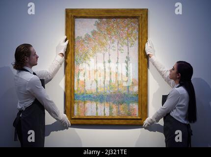 Ein Gemälde von Claude Monet, Peupliers au Bord de l'Epte, automne, 1891, mit einer Schätzung von 30.000.000-50.000.000 Dollar, eines der Highlights aus der Sammlung von Anne H Bass, bevor sie während des Kunstverkaufs des 20.. Und 21.. Jahrhunderts im Mai in Christie's, London, bei einer Auktion in New York angeboten werden. Bilddatum: Dienstag, 5. April 2022. Stockfoto