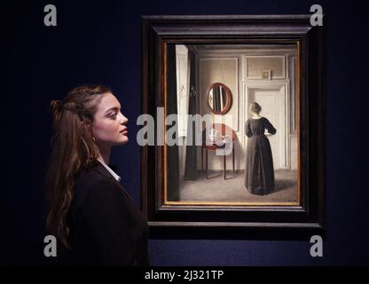 Ein Gemälde von Vilhelm Hammershoi, an Interior with an Oval Mirror, 1901, Schätzung $1.500.000 - 2.500.000, eines der Highlights aus der Sammlung von Anne H Bass, bevor sie während der Kunstverkäufe des 20.. Und 21.. Jahrhunderts im Mai in Christie's, London, bei einer Auktion in New York angeboten werden. Bilddatum: Dienstag, 5. April 2022. Stockfoto