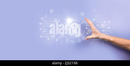 Cyber-Sicherheitsnetzwerk. Vorhängeschloss-Symbol und Internet-Technologie-Vernetzung. Geschäftsmann Schutz personenbezogener Daten auf Tablet und virtuelle interf Stockfoto