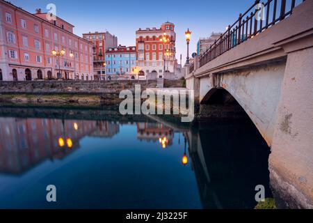 Triest, Italien. Stadtbild der Innenstadt von Triest, Italien bei Sonnenaufgang. Stockfoto