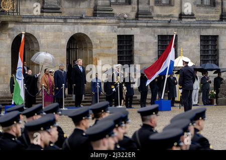 2022-04-05 10:56:25 AMSTERDAM - König Willem-Alexander und Königin Maxima begrüßen den Präsidenten von Indien RAM Nath Kovind und seine Frau Savita Kovind auf Dam-Platz am ersten Tag ihres Staatsbesuchs. Der Besuch zielt darauf ab, die Zusammenarbeit zwischen den beiden Ländern weiter auszubauen. ANP SANDER KING netherlands Out - belgium Out Credit: ANP/Alamy Live News Stockfoto