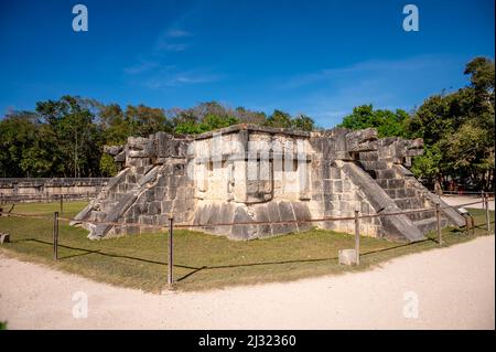 Piste, Mexiko - 25. März 2022: Blick auf die Adler- und Jaguarplattform bei Chichen Itza. Stockfoto