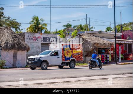 Piste, Mexiko - 25. März 2022: Blick auf eine Straßenszene in der Stadt Piste bei Chichen Itza. Stockfoto