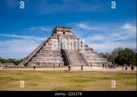 Piste, Mexiko - 25. März 2022: Blick auf die Pyramide von El Castillo bei Chichen Itza. Stockfoto