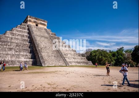 Piste, Mexiko - 25. März 2022: Blick auf die Pyramide von El Castillo bei Chichen Itza. Stockfoto