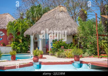 Piste, Mexiko - 25. März 2022: Blick auf die Sehenswürdigkeiten im Restaurant Pueblo Maya in der Nähe von Chichen Itza. Stockfoto