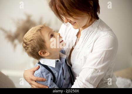 Mutter und Kind, blonde Mode Vorschuljunge, mit einem wunderbaren Familie glücklichen Moment zusammen, genießen die Beziehung Stockfoto