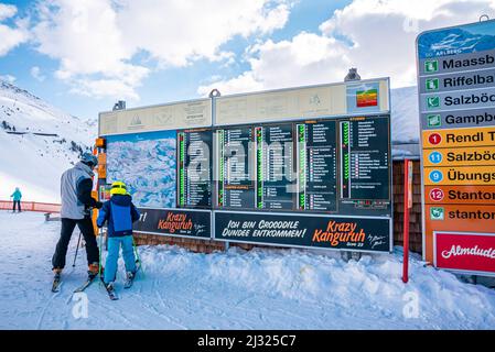 Menschen mit Skiern und Stöcken analysieren den Pistenstatus an sonnigen Tagen Stockfoto