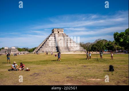 Piste, Mexiko - 25. März 2022: Blick auf die Pyramide von El Castillo bei Chichen Itza. Stockfoto