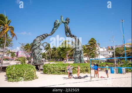 Playa del Carmen, Mexiko - 28. März 2022: Blick auf die Maya Portal Skulptur in Playa. Stockfoto