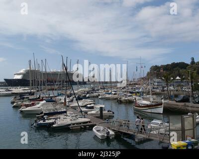 Jachten, Schnellboote und Kreuzfahrtschiffe liegen im Hafen von Funchal in der schönen Hauptstadt Madeira Portugal EU 0n schöner Frühlingstag Stockfoto