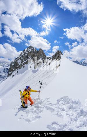 Frau auf Skitour steigt auf das Gamsjoch, Gamsjoch, Karwendel, Naturpark Karwendel, Tirol, Österreich Stockfoto