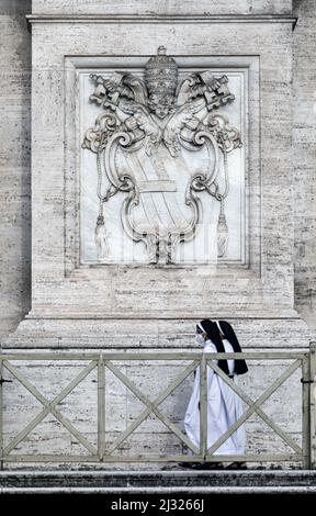 Nonnen vor der Fassade der Basilica di San Giovanni in Laterano Rom Italien Stockfoto