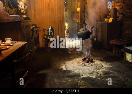 Offener Kamin im Cottage, Arnol Blackhouse Museum, Isle of Lewis, Äußere Hebriden, Schottland Großbritannien Stockfoto