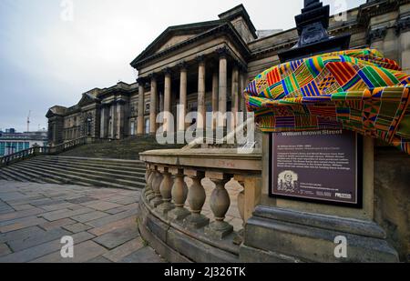 Eine neu enthüllte Bronzetafel in der Nähe des World Museum in der William Brown Street, Liverpool, die die Geschichte hinter dem Straßennamen und seine Ursprünge mit dem Sklavenhandel erklärt. Es ist die erste von rund zehn Straßen, in der sich eine Gedenktafel mit dem Titel „Eric Scott Lynch Slavery Histories“ befindet, die zu Ehren des Aktivisten und Historikers benannt wurde, der letztes Jahr verstorben ist. Bilddatum: Dienstag, 5. April 2022. Stockfoto