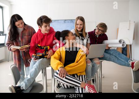 Gruppe von Studenten im Klassenzimmer, die Robotik studieren. Stockfoto