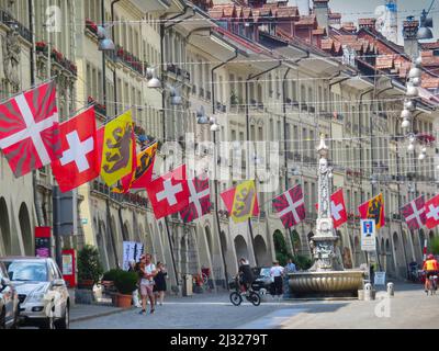 Die berühmte Einkaufsstraße Kramgasse im mittelalterlichen Stadtzentrum. Bern, Schweiz die Marktallee in der Altstadt. Stockfoto