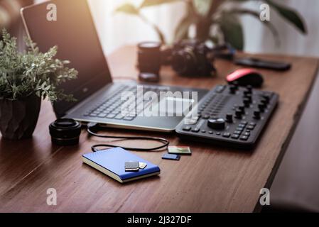 Closeup externe Festplatte auf Holz-Desktop. Arbeiten mit einer externen Festplatte. Stockfoto