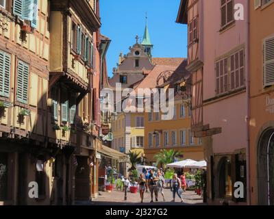 Colmar Stadt, Elsass, Frankreich - traditionelle Fachwerkhäuser im Zentrum der alten, mittelalterlichen Stadt mit Kanälen, die der Stadt den Namen Petite Ve gaben Stockfoto
