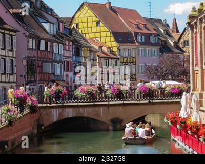Colmar Stadt, Elsass, Frankreich - traditionelle Fachwerkhäuser im Zentrum der alten, mittelalterlichen Stadt mit Kanälen, die der Stadt den Namen Petite Ve gaben Stockfoto