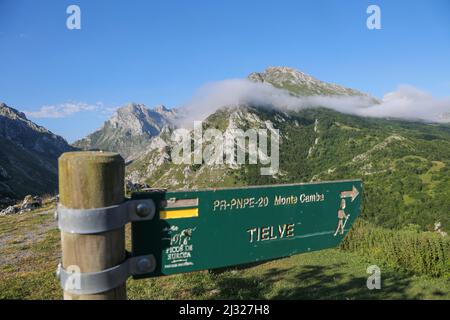 Spanien, das Dorf Tielve im Nationalpark Picos de Europa, umgeben von den kantabrischen Bergen mit Nebel. Stockfoto