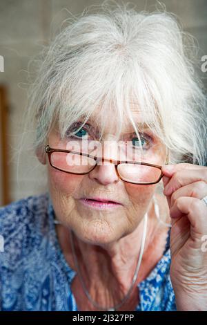 Niederlande, 81-jährige Frau mit Lesebrille. Stockfoto