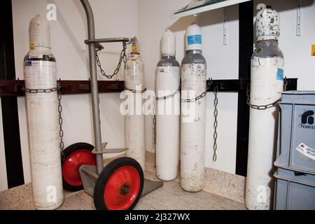 Lagerung von medizinischen Gasen in Flaschen in einem Krankenhaus. Stockfoto