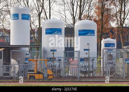 Niederlande, Nijmegen - Lagerung medizinischer Gase in Flaschen in einem Krankenhaus. Stockfoto