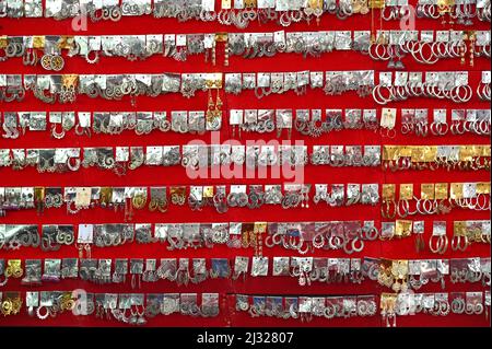 Eine riesige Sammlung ethnischer Silberschmuck-Ohrringe, die in einem ethnischen Einzelhandelsgeschäft ausgestellt werden Stockfoto