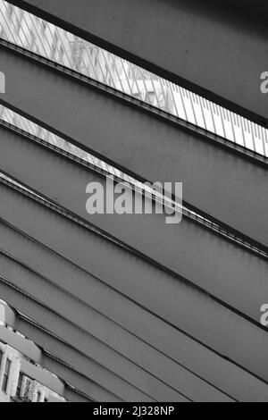 Dekorative Stahlbalken, die das Dach des Bahnsteigs in der Innenstadt in Schwarz und Weiß errichten. Stockfoto