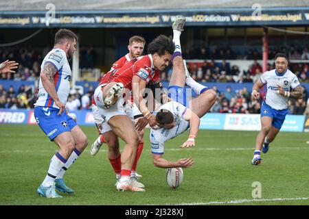 Wakefield, England - 3.. April 2022 - Max Jowitt von Wakefield Trinity fällt den Ball, nachdem er von Tim Lafai (4) von Salford Red Devils in der Luft angegangen wurde. Rugby League Betfred Super League Runde 7 Wakefield Trinity gegen Salford Red Devils im Be Well Support Stadium, Wakefield, UK Dean Williams Stockfoto