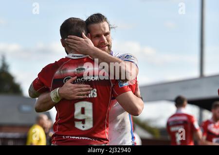 Wakefield, England - 3.. April 2022 - die ehemaligen Teamkollegen Liam Kay von Wakefield Trinity und Andy Ackers (9) von Salford Red Devils umarmen sich nach dem letzten Pfiff. Rugby League Betfred Super League Runde 7 Wakefield Trinity gegen Salford Red Devils im Be Well Support Stadium, Wakefield, UK Dean Williams Stockfoto