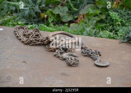 Heavy Duty Link Kette und Haken zum Anheben von Gegenständen auf Metallblech - zwei Gießereihaken - Racing Track Equipment - Yorkshire - UK Stockfoto