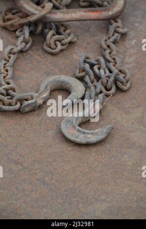 Heavy Duty Link Kette und Haken zum Anheben von Gegenständen auf Metallblech - zwei Gießereihaken - Racing Track Equipment - Yorkshire - UK Stockfoto