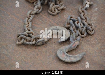 Heavy Duty Link Kette und Haken zum Anheben von Gegenständen auf Metallblech - zwei Gießereihaken - Racing Track Equipment - Yorkshire - UK Stockfoto