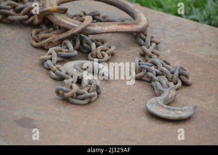 Heavy Duty Link Kette und Haken zum Anheben von Gegenständen auf Metallblech - zwei Gießereihaken - Racing Track Equipment - Yorkshire - UK Stockfoto