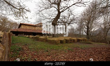 Ermita de San Adrián, Necrópolis de San Adrián de Argiñeta, Elorrio, Vizcaya, País Vasco, España Stockfoto