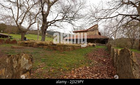 Ermita de San Adrián, Necrópolis de San Adrián de Argiñeta, Elorrio, Vizcaya, País Vasco, España Stockfoto