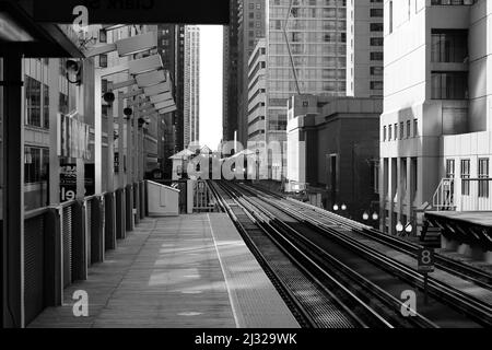 Ein typischer Bahnsteig in der Innenstadt des öffentlichen Nahverkehrssystems CTA. Stockfoto