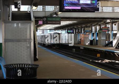 Ein typischer Bahnsteig in der Innenstadt des öffentlichen Nahverkehrssystems CTA. Stockfoto