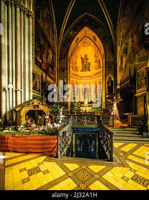 Chor der Apollinaris-Kirche in Remagen zur Weihnachtszeit, Remagen, Kreis Ahrweiler, Rheinland-Pfalz, Deutschland Stockfoto