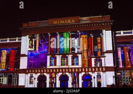 Festival of Lights, ein jährliches Festival, das im März stattfindet, zeigt Lichtinstallationen, die auf die Wahrzeichen-Gebäude projiziert werden - hier auf der Mimara M Stockfoto