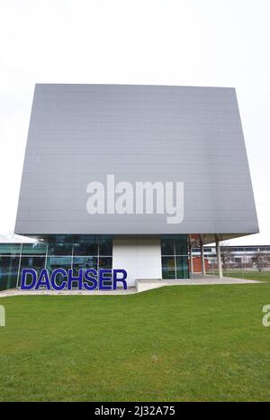 Kempten, Deutschland. 05. April 2022. Die Konzernzentrale der DACHSER Gruppe. Der im Allgäu ansässige Logistikkonzern Dachser hat im vergangenen Jahr sein Luft- und Seefrachtgeschäft nahezu verdoppelt und erwirtschaftete erstmals einen Umsatz von mehr als sieben Milliarden Euro. Quelle: Karl-Josef Hildenbrand/dpa/Alamy Live News Stockfoto
