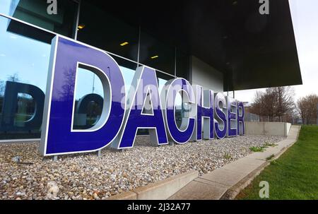Kempten, Deutschland. 05. April 2022. Das Logo des Logistikunternehmens vor dem Hauptsitz DER DACHSER Gruppe. Der im Allgäu ansässige Logistikkonzern Dachser hat im vergangenen Jahr sein Luft- und Seefrachtgeschäft nahezu verdoppelt und erwirtschaftete erstmals einen Umsatz von mehr als sieben Milliarden Euro. Quelle: Karl-Josef Hildenbrand/dpa/Alamy Live News Stockfoto