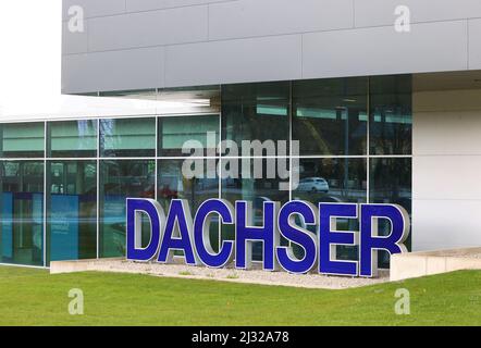 Kempten, Deutschland. 05. April 2022. Das Logo des Logistikunternehmens vor dem Hauptsitz DER DACHSER Gruppe. Der im Allgäu ansässige Logistikkonzern Dachser hat im vergangenen Jahr sein Luft- und Seefrachtgeschäft nahezu verdoppelt und erwirtschaftete erstmals einen Umsatz von mehr als sieben Milliarden Euro. Quelle: Karl-Josef Hildenbrand/dpa/Alamy Live News Stockfoto