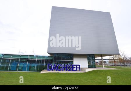 Kempten, Deutschland. 05. April 2022. Die Konzernzentrale der DACHSER Gruppe. Der im Allgäu ansässige Logistikkonzern Dachser hat im vergangenen Jahr sein Luft- und Seefrachtgeschäft nahezu verdoppelt und erwirtschaftete erstmals einen Umsatz von mehr als sieben Milliarden Euro. Quelle: Karl-Josef Hildenbrand/dpa/Alamy Live News Stockfoto