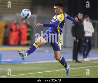 Verona, Italien. 04. April 2022. Verona (VR), Italia, 04. April 2022, Stadio Marc'Antonio Bentegodi, 31Â giornata Campionato di calcio Serie A Tim 2021/2022, incontro tra le squadre dell'Hellas Verona e del Genoa CFC, nella foto: 31 Bosko Sutalo Credit: Independent Photo Agency/Alamy Live News Stockfoto