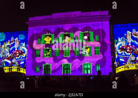 Festival of Lights, ein jährliches Festival, das im März stattfindet, zeigt Lichtinstallationen, die auf die Wahrzeichen-Gebäude projiziert werden - hier auf der Mimara M Stockfoto