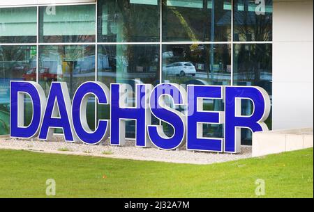 Kempten, Deutschland. 05. April 2022. Das Logo des Logistikunternehmens vor dem Hauptsitz DER DACHSER Gruppe. Der im Allgäu ansässige Logistikkonzern Dachser hat im vergangenen Jahr sein Luft- und Seefrachtgeschäft nahezu verdoppelt und erwirtschaftete erstmals einen Umsatz von mehr als sieben Milliarden Euro. Quelle: Karl-Josef Hildenbrand/dpa/Alamy Live News Stockfoto