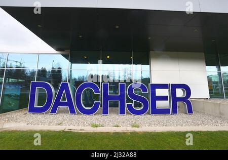 Kempten, Deutschland. 05. April 2022. Das Logo des Logistikunternehmens vor dem Hauptsitz DER DACHSER Gruppe. Der im Allgäu ansässige Logistikkonzern Dachser hat im vergangenen Jahr sein Luft- und Seefrachtgeschäft nahezu verdoppelt und erwirtschaftete erstmals einen Umsatz von mehr als sieben Milliarden Euro. Quelle: Karl-Josef Hildenbrand/dpa/Alamy Live News Stockfoto